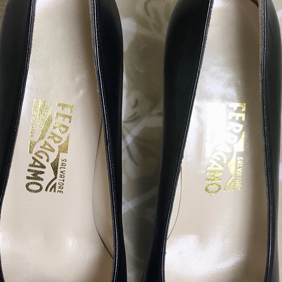 🎉Authentic Salvatore Ferragamo Women’s Leather Cap-toe Heels - Picture 3 of 8